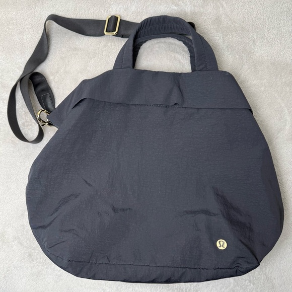 Lululemon On My Level Bag 2.0 BLK/GOLD - Picture 2 of 5